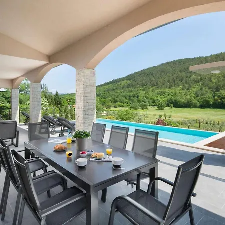 With Pool Surrounded By Woods In Labin Casa de Férias *