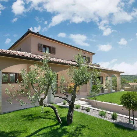 With Pool Surrounded By Woods In Labin Casa de Férias
