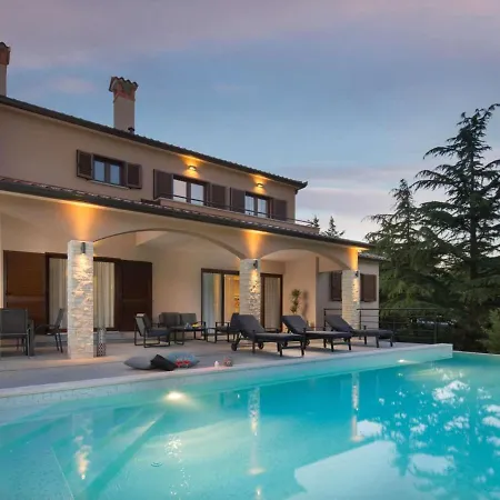 With Pool Surrounded By Woods In Labin Casa de Férias Labin (Istria)