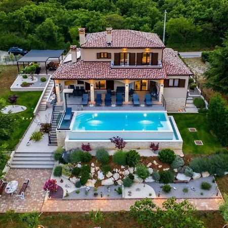 Casa de Férias With Pool Surrounded By Woods In Labin