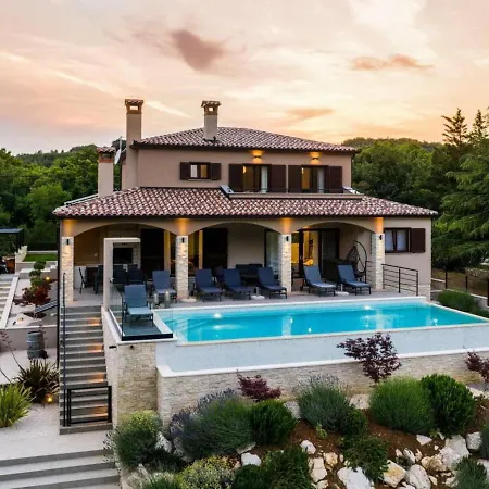 Casa de Férias With Pool Surrounded By Woods In Labin